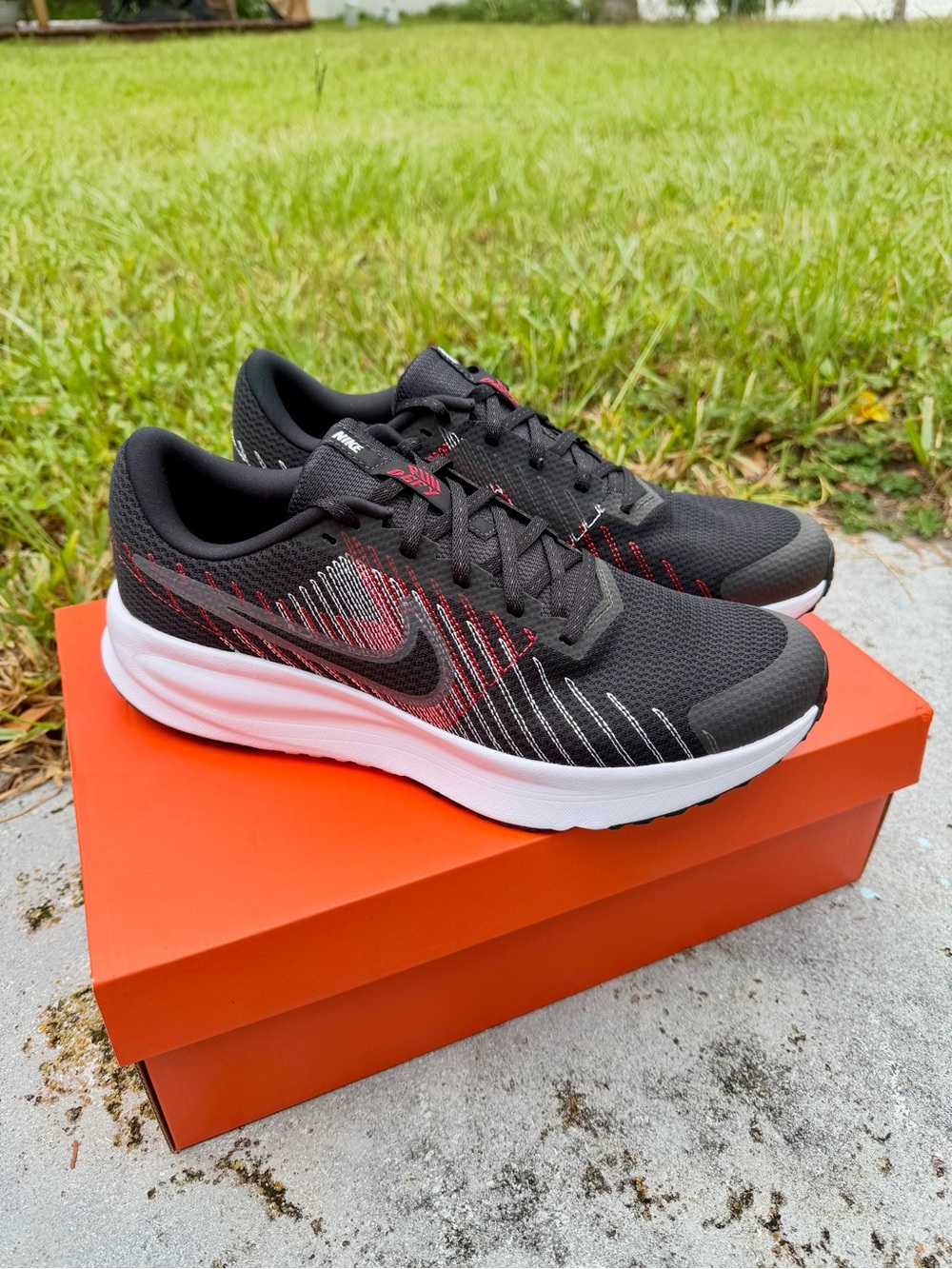 Nike Men's Black and Red Mesh Running Sneakers